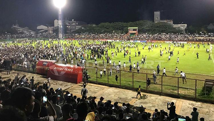 Suporter PSM Makassar sesaki lapangan di akhir laga pekan terakhir Liga 1 2017. Copyright: Wira Wahyu Utama/INDOSPORT