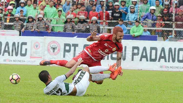 Marcelo Sacramento mendapatkan tekel dari pemain PS TNI. Copyright: Taufik HIdayat/INDOSPORT