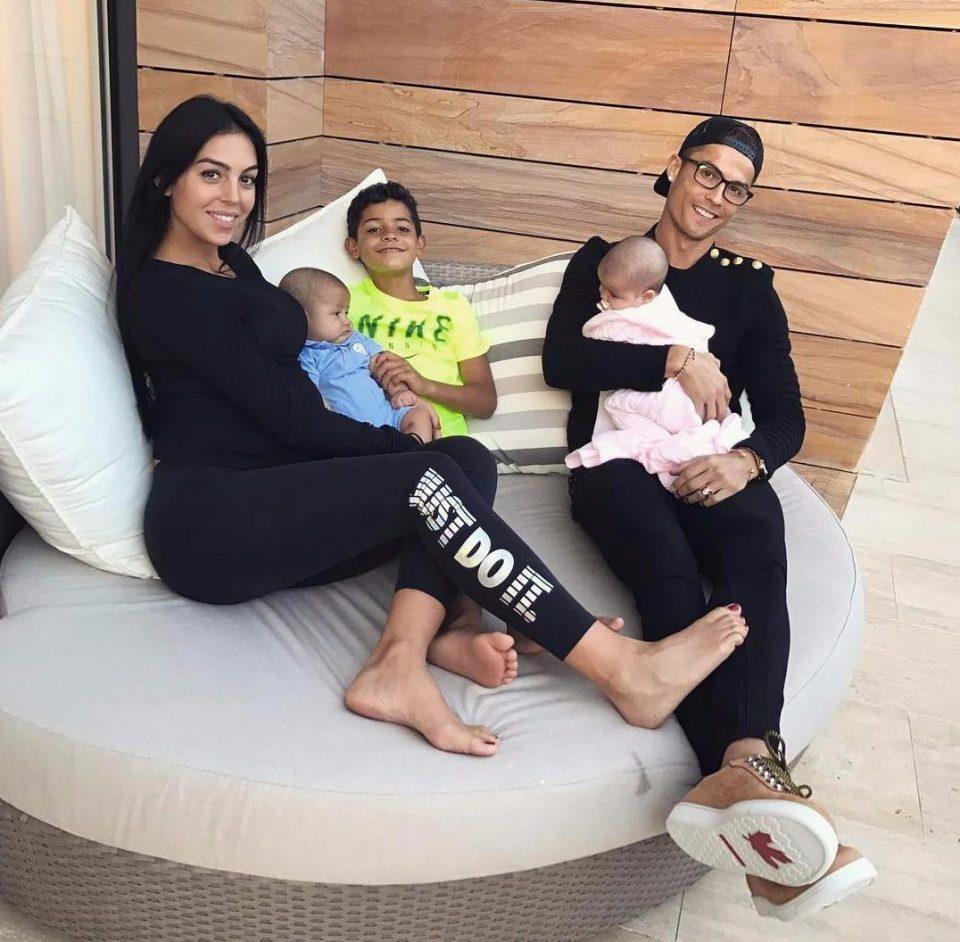 Ronaldo bersama kekasih dan ketiga anaknya. Copyright: Instagram @Georginagio
