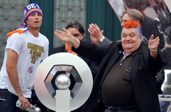 Olivier Giroud (kiri) dengan pemilik Montpellier merayakan status jawara Ligue 1 Prancis. Copyright: Getty Images