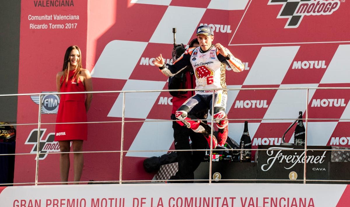 Marc Marquez selebrasi diatas podium sebagai juara dunia MotoGP 2017.