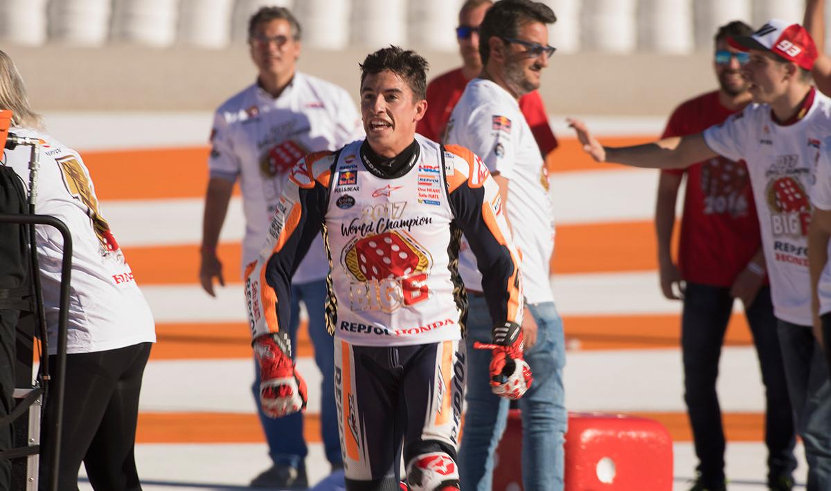 Marc Marquez saat akan melakukan selebrasi di MotoGP Valencia.