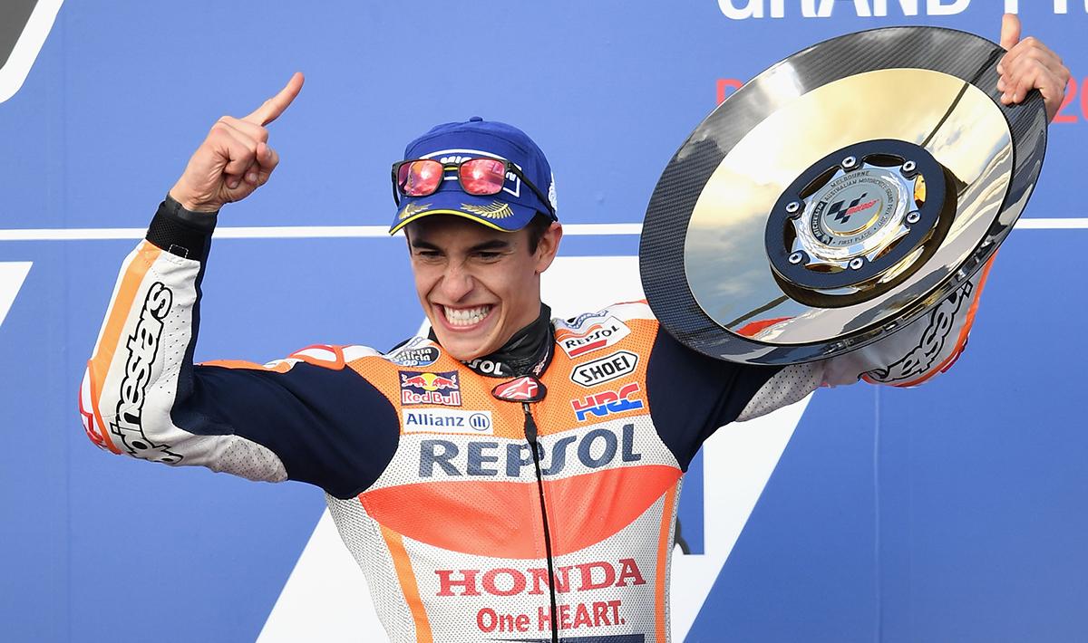 Aksi selebrasi Marc Marquez diatas podium juara dunia MotoGP 2017.