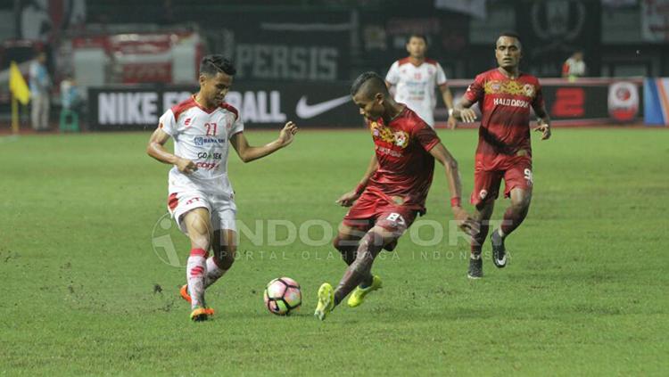 Pemian Martapura FC berusaha gagalkan aksi pemain Persis Solo. Copyright: Arief Setiadi/INDOSPORT