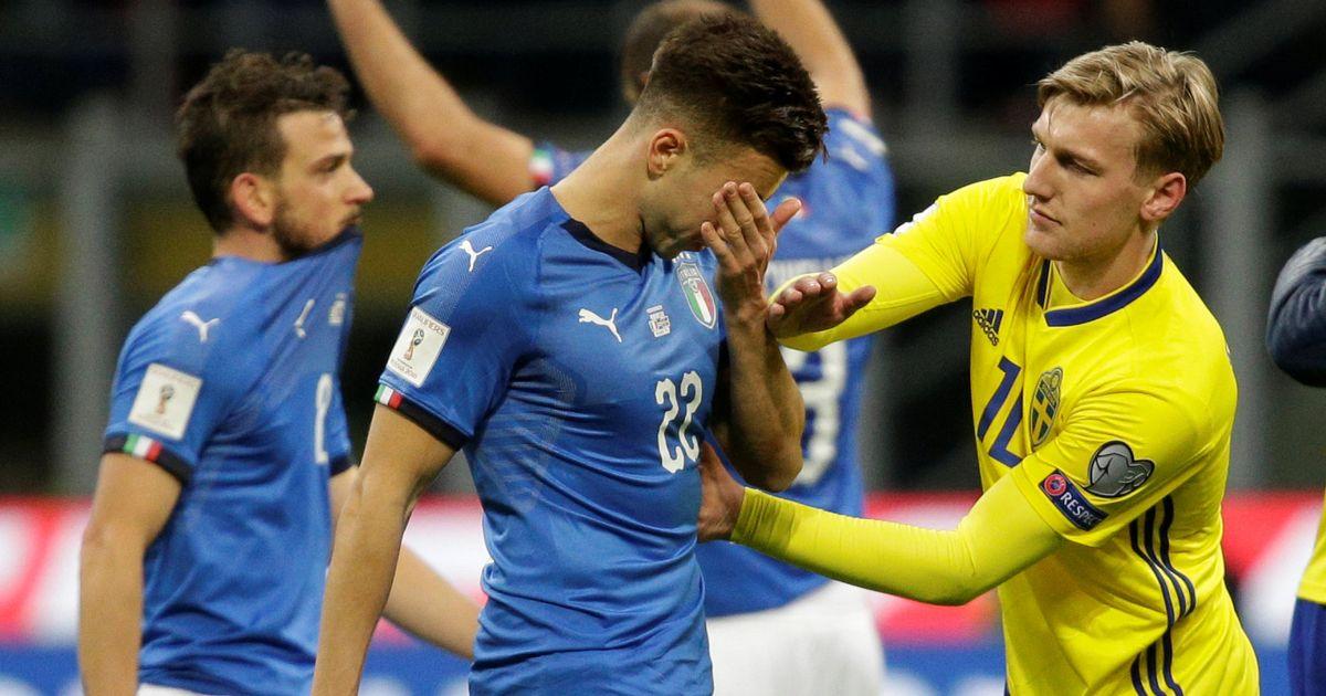 Ekspresi kesedihan pemain Italia setelah digagalkan Swedia untuk melaju ke Rusia. Copyright: -