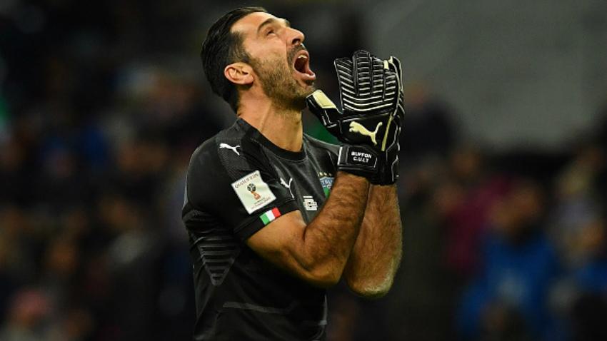 Gianluigi Buffon meluapkan emosinya pasca kegagalan Italia untuk lolos ke Piala Dunia 2018. - INDOSPORT