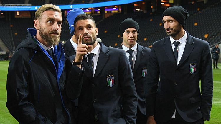 Daniele De Rossi bersama Rekan Timnas Italia. Copyright: Indosport.com