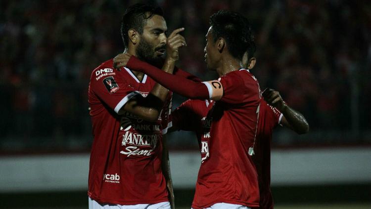 Marcos Flores selebrasi bersama Abdul Rahman Copyright: baliutd.com