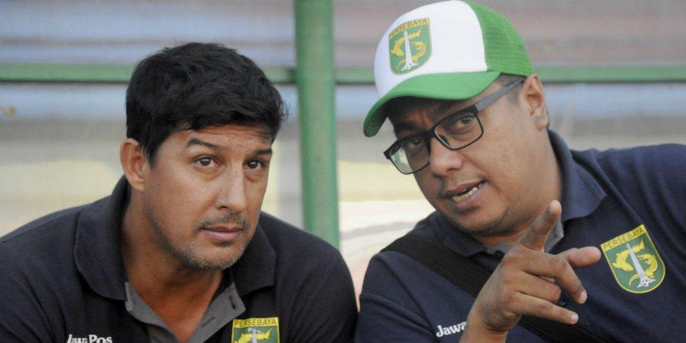 Pelatih Persebaya Angel Alfredo Vera dan Manajer Tim Persebaya, Choirul Basamalah. Copyright: internet