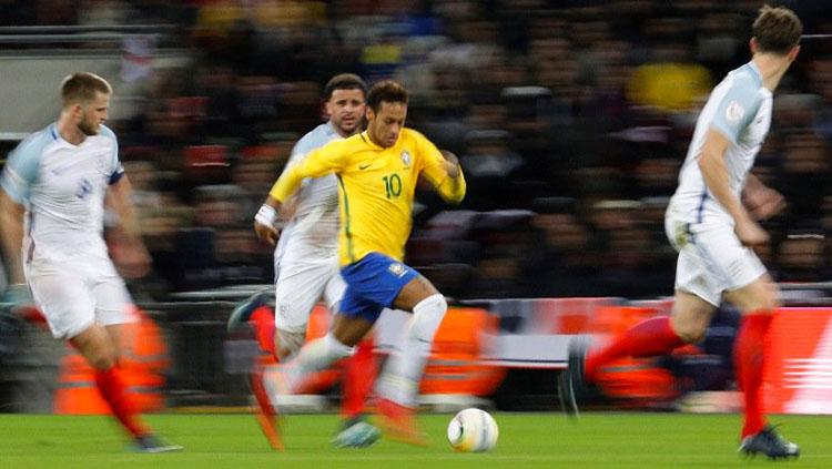 Neymar gagal membawa Brasil ungguli Inggris dalam laga uji coba. Copyright: The Sun