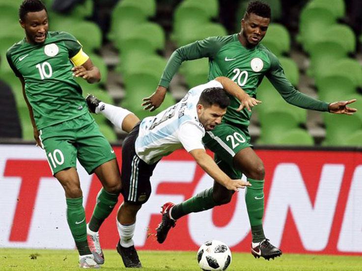 Pemain Nigeria saat mencoba menghadang Sergio Aguero. Copyright: Mirror