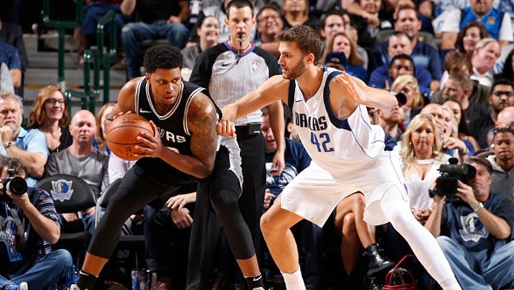 San Antonio Spurs vs Dallas Mavericks. Copyright: INDOSPORT