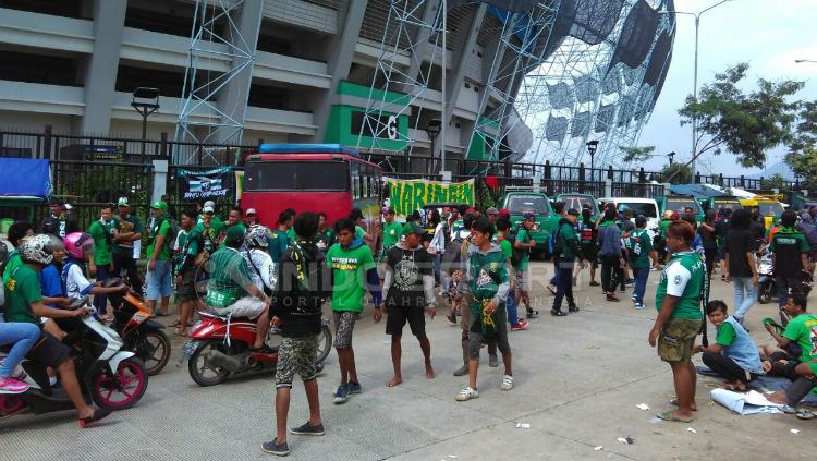 Bonek yang sudah meramaikan GBLA. Copyright: Arif Rahman/INDOSPORT