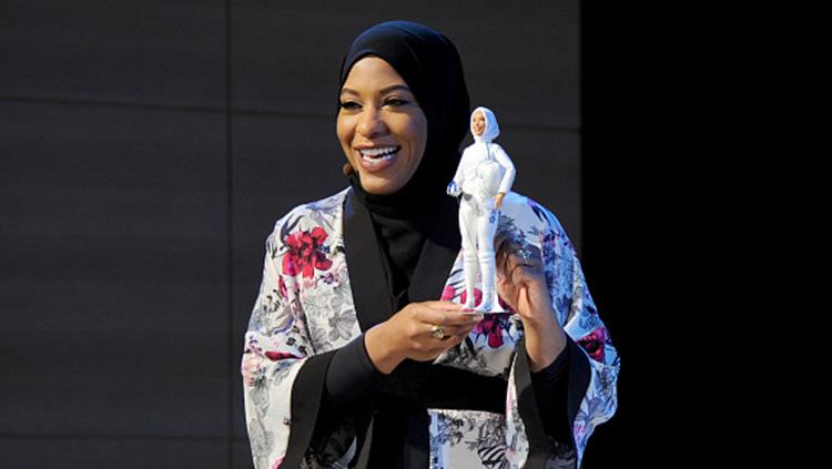 Ibtihaj Muhammad jadi inspirasi boneka Barbie hijab pertama. Copyright: INDOSPORT