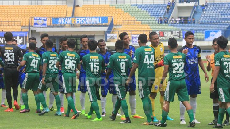 Kedua tim melakukan berjabat tangan sebelum laga dimulai.