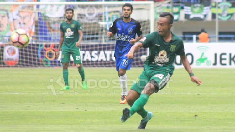 Pemain Persebaya Surabaya melakukan eksekusi bola ke arah gawang lawan.