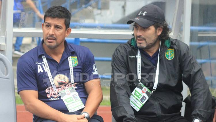 Pelatih Persebaya kiri Angel Alfredo Vera dan asisten pelatihnya. Copyright: Arif Rahman/INDOSPORT