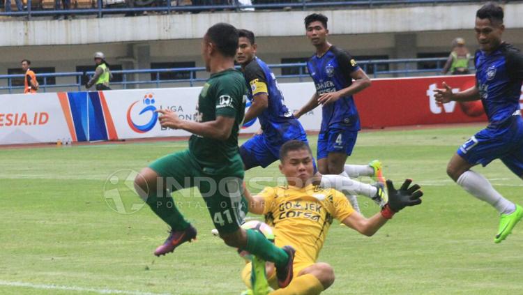 Situasi pertandingan Persebaya Surabaya vs PSIS Semarang.