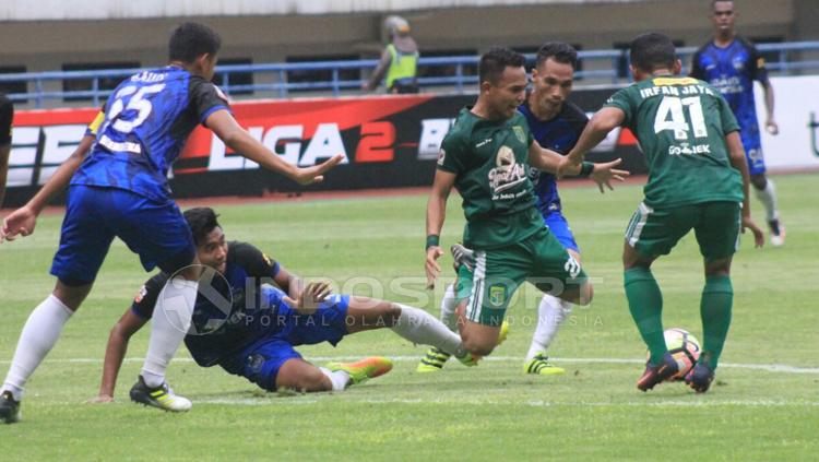 Pemain PSIS Semarang tampak melakukan penjegalan terhadap salah satu pemain Persebaya.