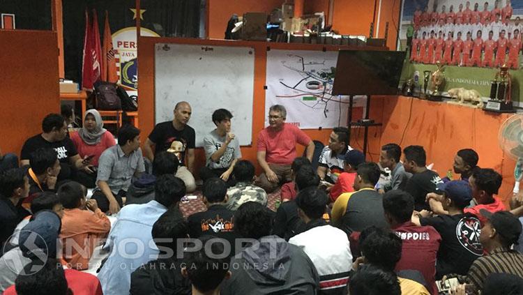 Suasana akrab dalam acara perpisahan Hong Soon-hak dan Jakmania. Copyright: INDOSPORT/Muhammad Adiyaksa