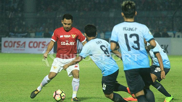 Aksi Ponaryo Astaman saat membela Timnas All Star melawan Persela Lamongan. Copyright: INDOSPORT/Ian Setiawan