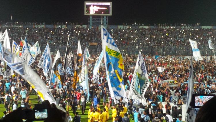 Suasana di tribute match Choirul Huda Copyright: INDOSPORT/Ian Setiawan