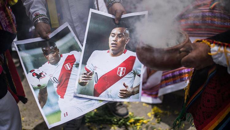 Foto pemain Peru diasapi sebagai salah satu ritual untuk lolos ke Piala Dunia.