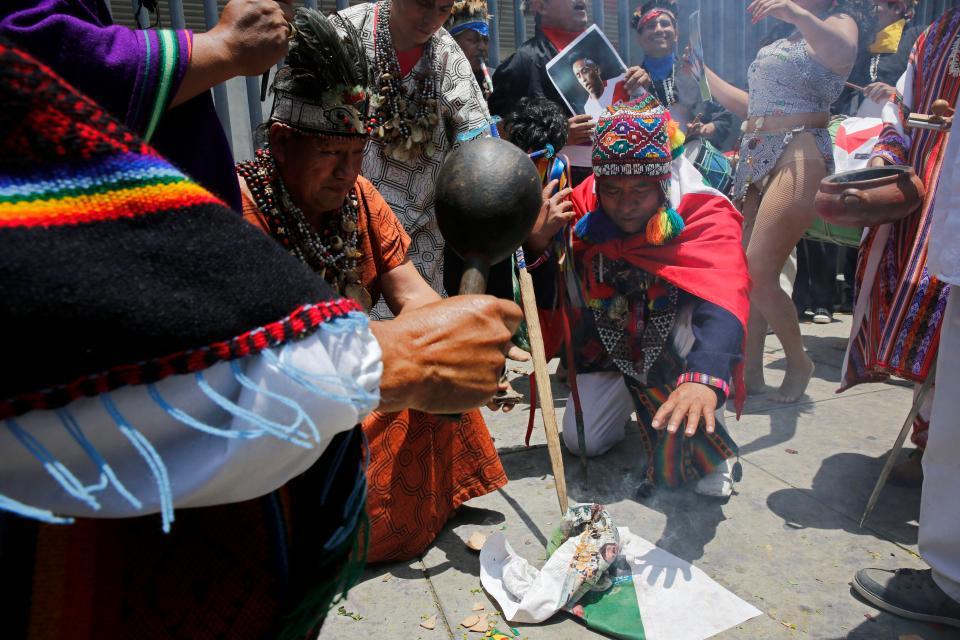 Seorang dukun tengah melakukan ritual agar Peru lolos ke Piala Dunia. Copyright: The Sun