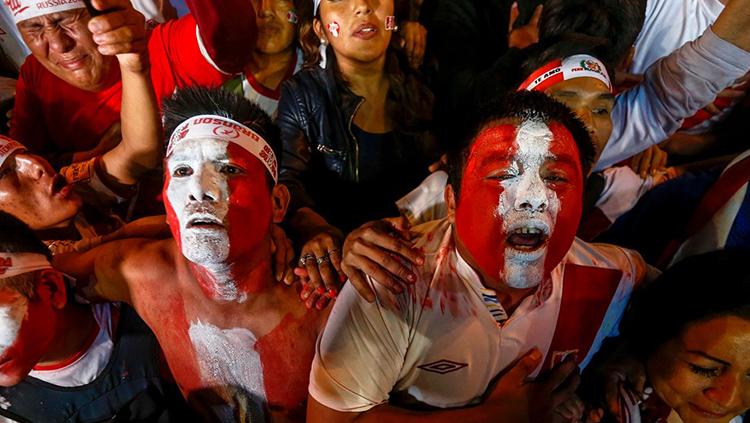 Suporter Peru menyambut kemenangan timnya di laga kontra Selandia Baru. Copyright: FIFA