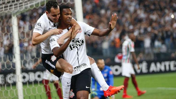 Selebrasi pemain Corinthians usai cetak gol ke gawang Fluminense. Copyright: ESPN