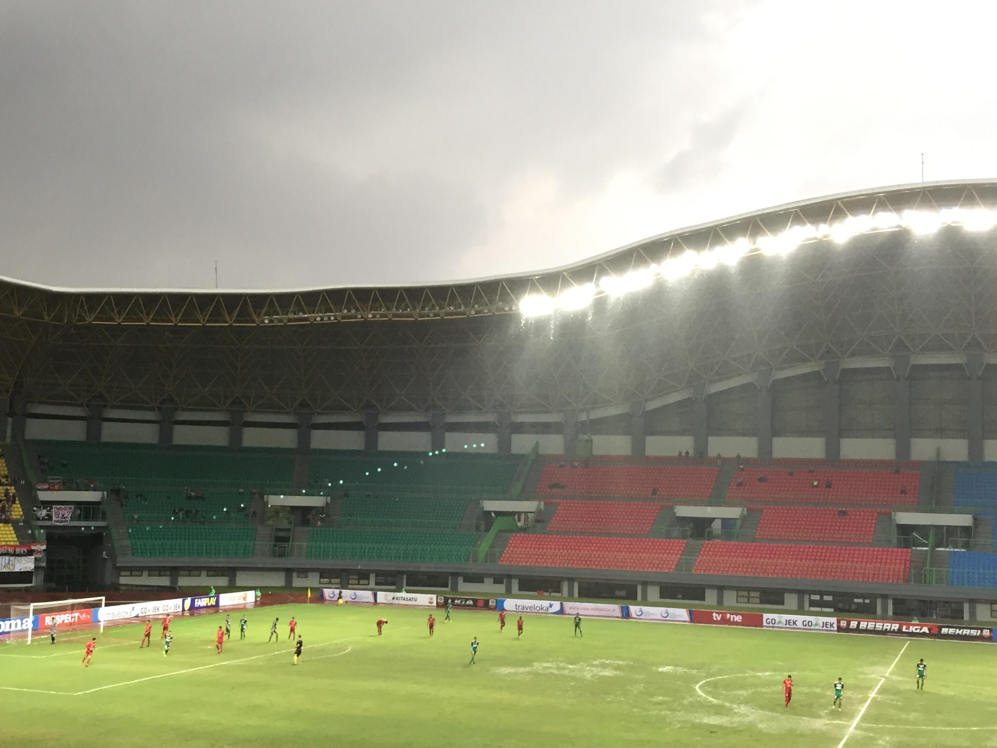 Suasana Pertandingan Persis Solo vs PSMS Copyright: INDOSPORT/Adiyaksa