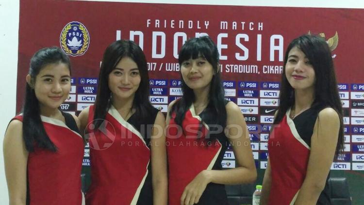 Wanita cantik di TimnasDay Kesengsem Evan Dimas dan Ryuji Utomo. Copyright: Petrus Manus Da Yerimon/INDOSPORT