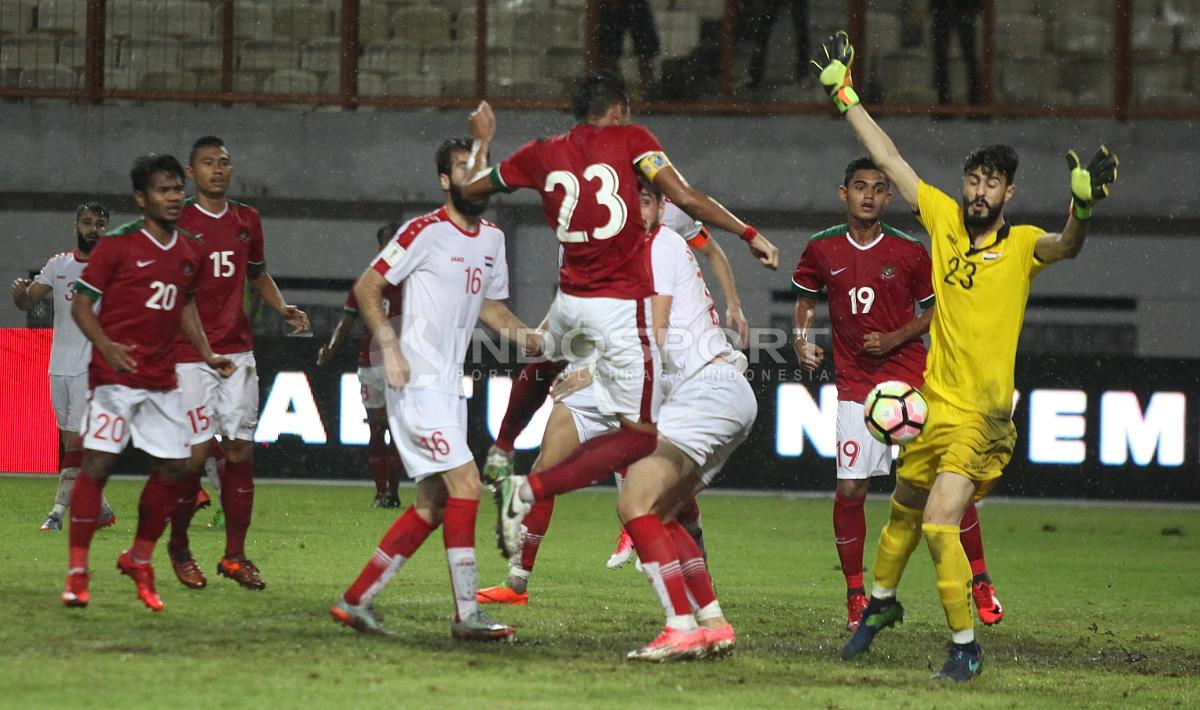 Momen bola kemelut ke gawang Suriah. Herry Ibrahim/INDOSPORT Copyright: Herry Ibrahim/INDOSPORT