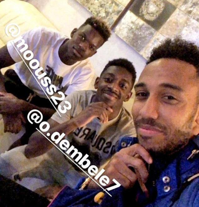 Aubameyang bertemu dengan Ousmane Dembele. Copyright: The Sun