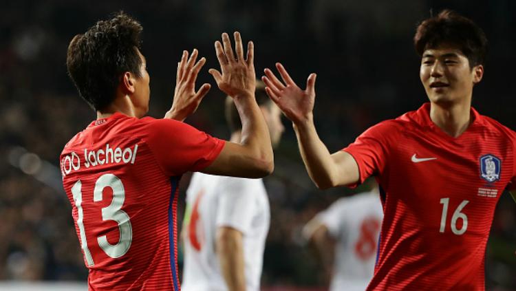 Ki Sung-yueng berselebrasi dengan rekannya, Koo Ja-Cheol. Copyright: INDOSPORT