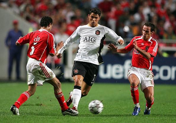 Cristiano Ronaldo (tengah) saat dihadang oleh dua pemain Benfica di tahun 2006. Copyright: INDOSPORT