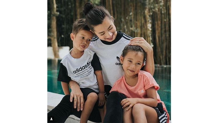 Jennifer Bachdim bersama Kenji dan Kiyomi Copyright: Instagram/@jenniferbachdim