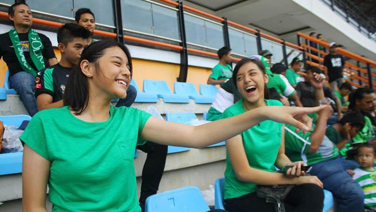 Hani dan Fani membuat suasana stadion lebih adem.