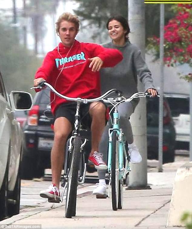 Selena dan Justin Bieber Mesra Bersepeda. Copyright: Istimewa