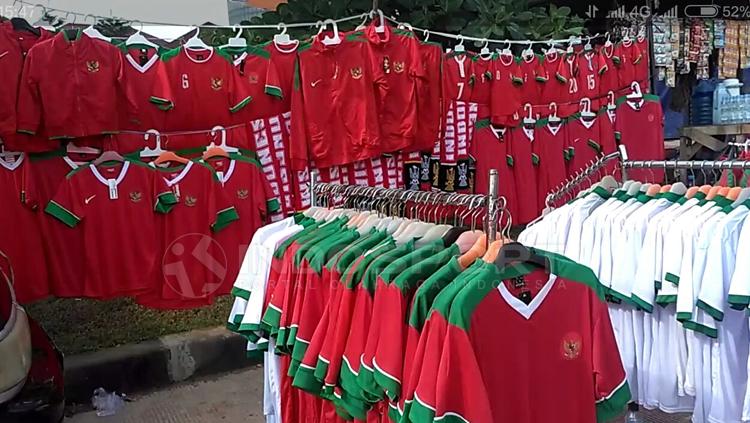 Penjualan jersey Timnas Indonesia di kawan Stadion Wibawa Mukti. Copyright: Petrus Manus Da Yerimon/INDOSPORT