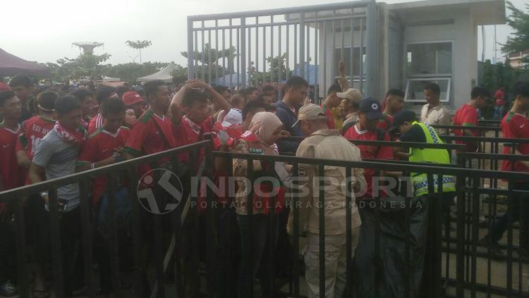 Petugas saat memeriksa suporter yang akan memasuki lapangan. Copyright: Arman Ranala/INDOSPORT