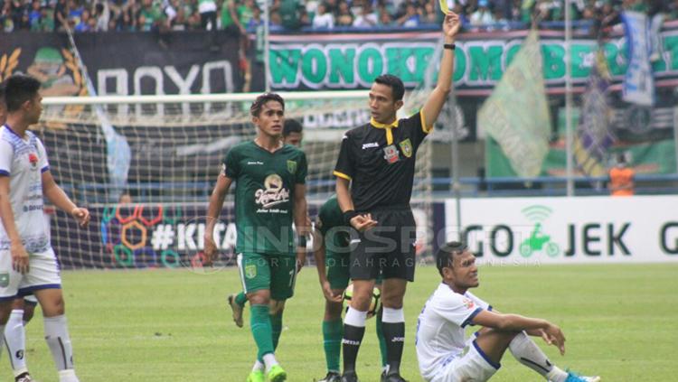 Pemain Persebaya Surabaya saat diganjar kartu kuning. Copyright: Arif Rahman/INDOSPORT