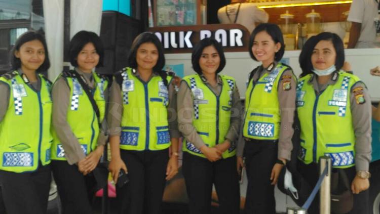 Polisi Wanita siap amanka laga Timnas Indonesia vs Suriah U-23. - INDOSPORT