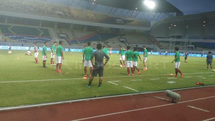 Timnas Indonesia saat pemanasan jelang melawan Suriah. Copyright: Arman Ranala/INDOSPORT