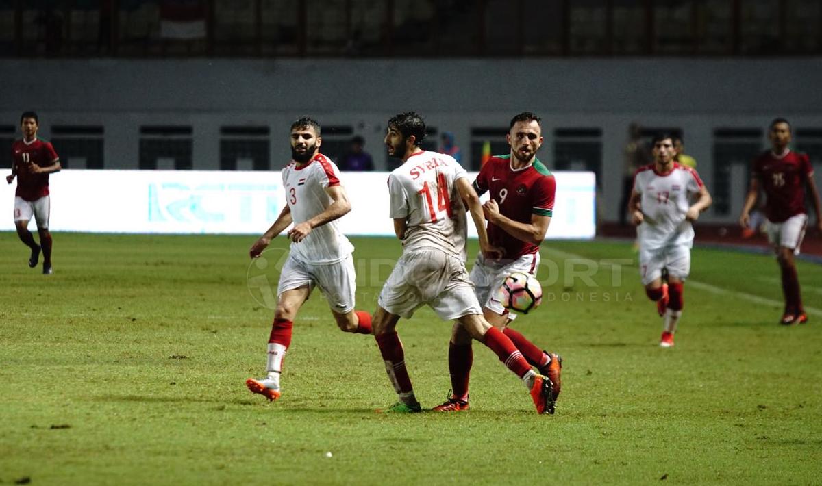 Ilija Spasojevic (No 9) berhasil melewati pemain Suriah. Herry Ibrahim/INDOSPORT Copyright: Herry Ibrahim/INDOSPORT