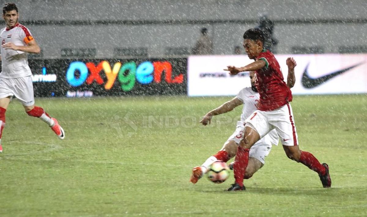 Pemain Suriah tampak melakukan penjegalan terhadap Febri Haryadi. Herry Ibrahim/INDOSPORT
