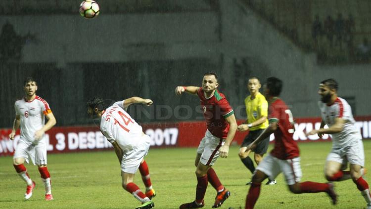 Ilija Spasojevic tengah berhasil sundul bola ke arah gawang Suriah. Copyright: Arman Ranala/INDOSPORT