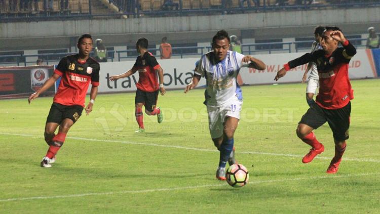 Salah satu pemain PSIS Semarang tengah membawa bola dan mendapat kepungan dari pemain PSMP Mojokerto Putra. Copyright: Arif Rahman/INDOSPORT
