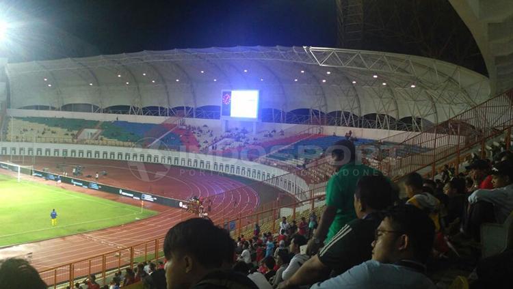 Stadion Wibawa Mukti tampak sepi penonton pada laga Timnas Indonesia melawan Suriah.