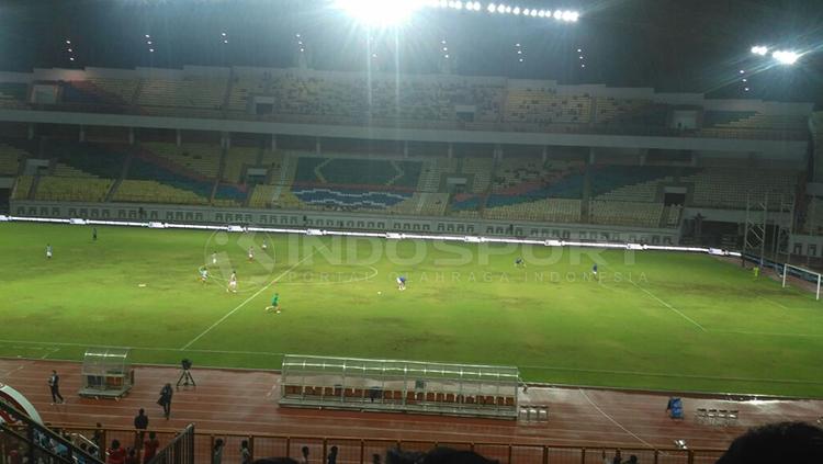 Stadion Wibawa Mukti tampak sepi penonton pada laga Timnas Indonesia melawan Suriah. Copyright: Zainal Hasan/INDOSPORT